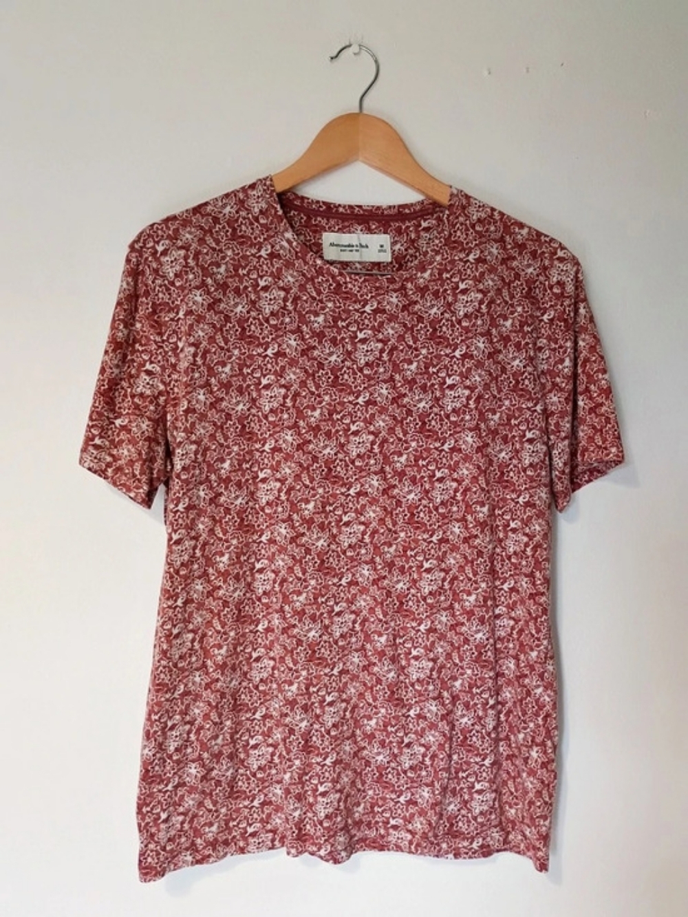 Abercrombie & Fitch Soft A&F Tee Floral Short Sleeve in Red & White Size Medium